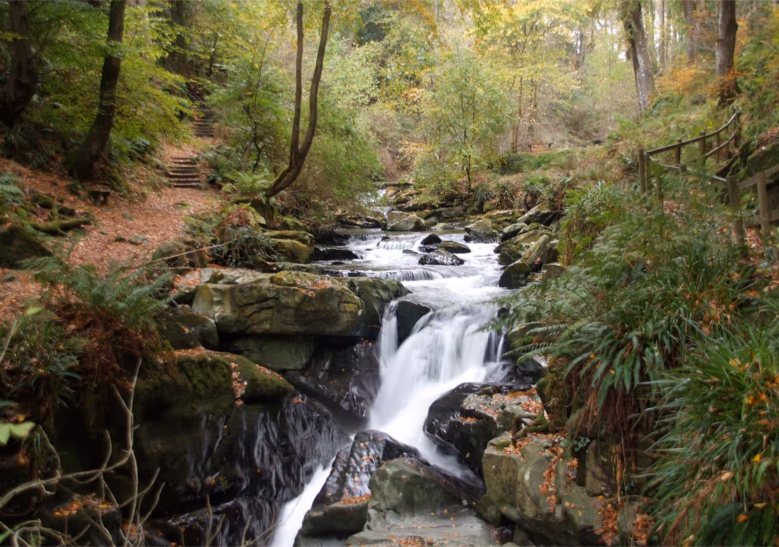 Wasserfall — fließendes Wasser in der Natur